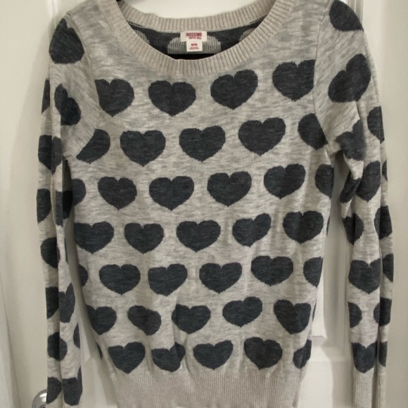 Mossimo Supply Co. Sweaters - Mossimo sweater top with hearts